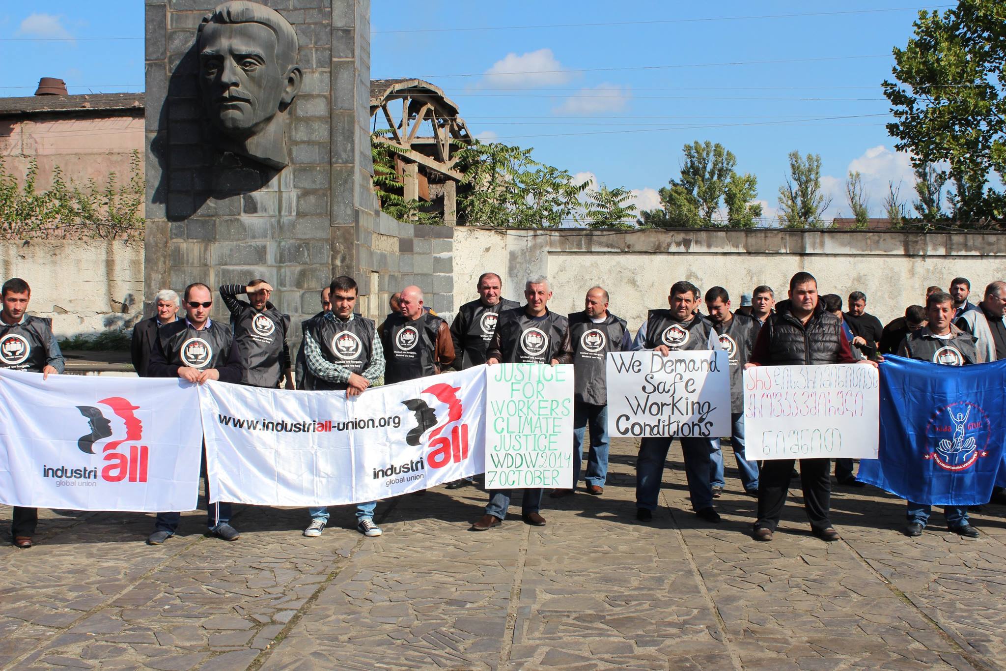 Workers, lead by the MMWU, rally in Kachkanar on 28 February 2016. Photo: MMWU