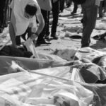 Les bannières de la paix recouvrent les corps des victimes. Photo: DISK