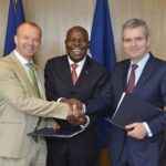 Jyrki Raina (IndustriALL Global Union), Gilbert Houngbo (OIT) et Pablo Isla (Inditex) célèbrent la signature de l’ACM entre IndustriALL et Inditex