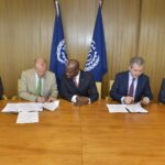 Gilbert Houngbo de l’OIT supervise le signature de l’ACM avec Jyrki Raina et Pablo Isla observés par Monika Kemperle (secrétaire générale adjointe, IndustriALL) et Félix Poza (Directeur de la responsabilité sociale de l’entreprise, Inditex)