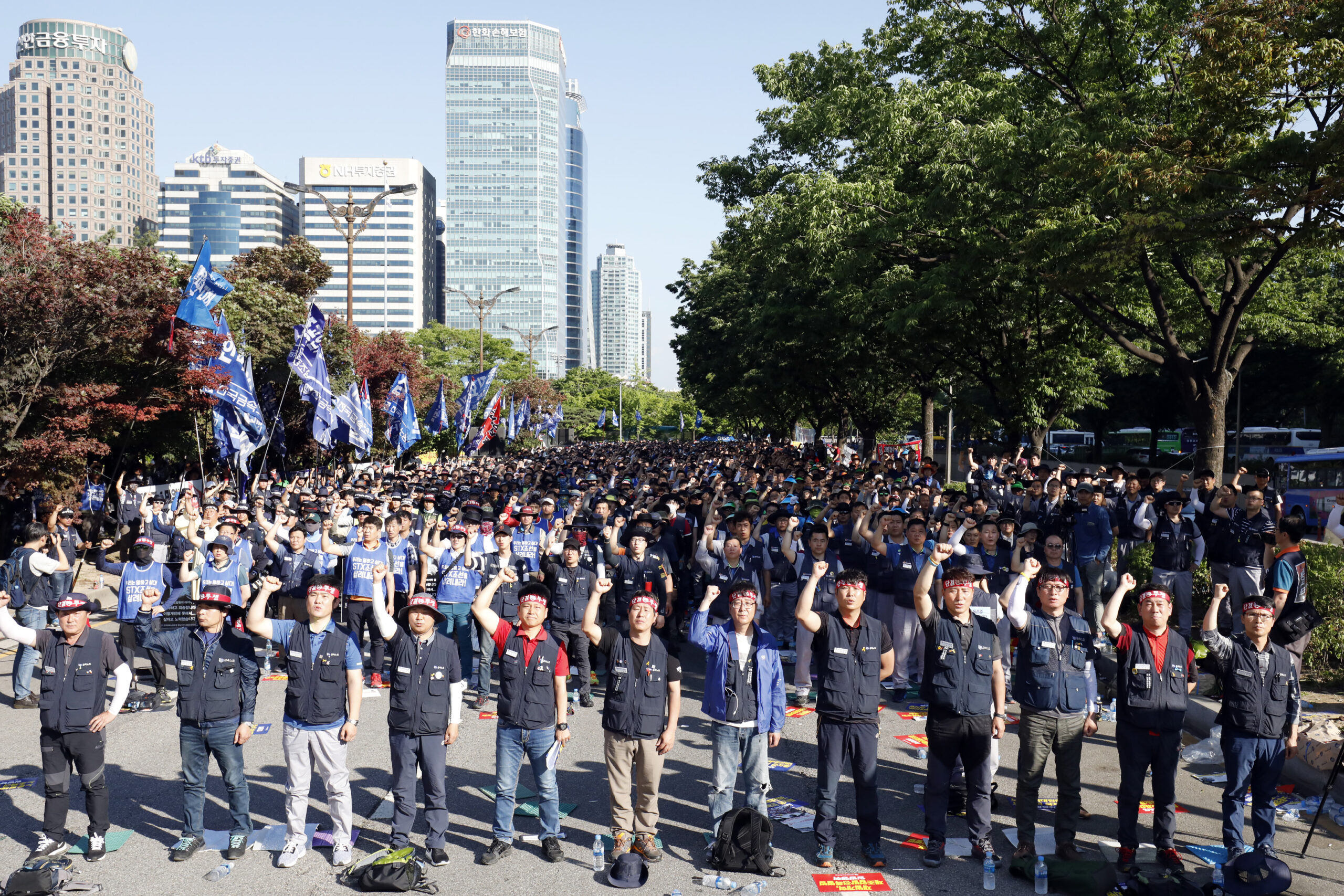 Des milliers de dirigeants syndicaux et adhérents de la base manifestent devant l’Assemblée nationale de Corée du Sud le 24 mai à Séoul pour appeler à la promulgation la “Loi de réforme des chaebols”, de la “Loi spéciale sur le développement de la base manufacturière”, ainsi que de la “Loi sur l’interdiction des pratiques anti-syndicales”. À l’issue d’une minute de silence à la mémoire de ceux qui sont morts dans le combat pour les droits des travailleurs et les droits démocratiques, les travailleurs et tra