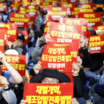 Membres du KMWU arborant des banderoles qui disent “Promulguez la Loi de réforme des chaebols et la Loi spéciale sur le développement de la base manufacturière” tout en scandant des slogans pour la réforme des chaebols. Photo : SHIN, Dong-Jun