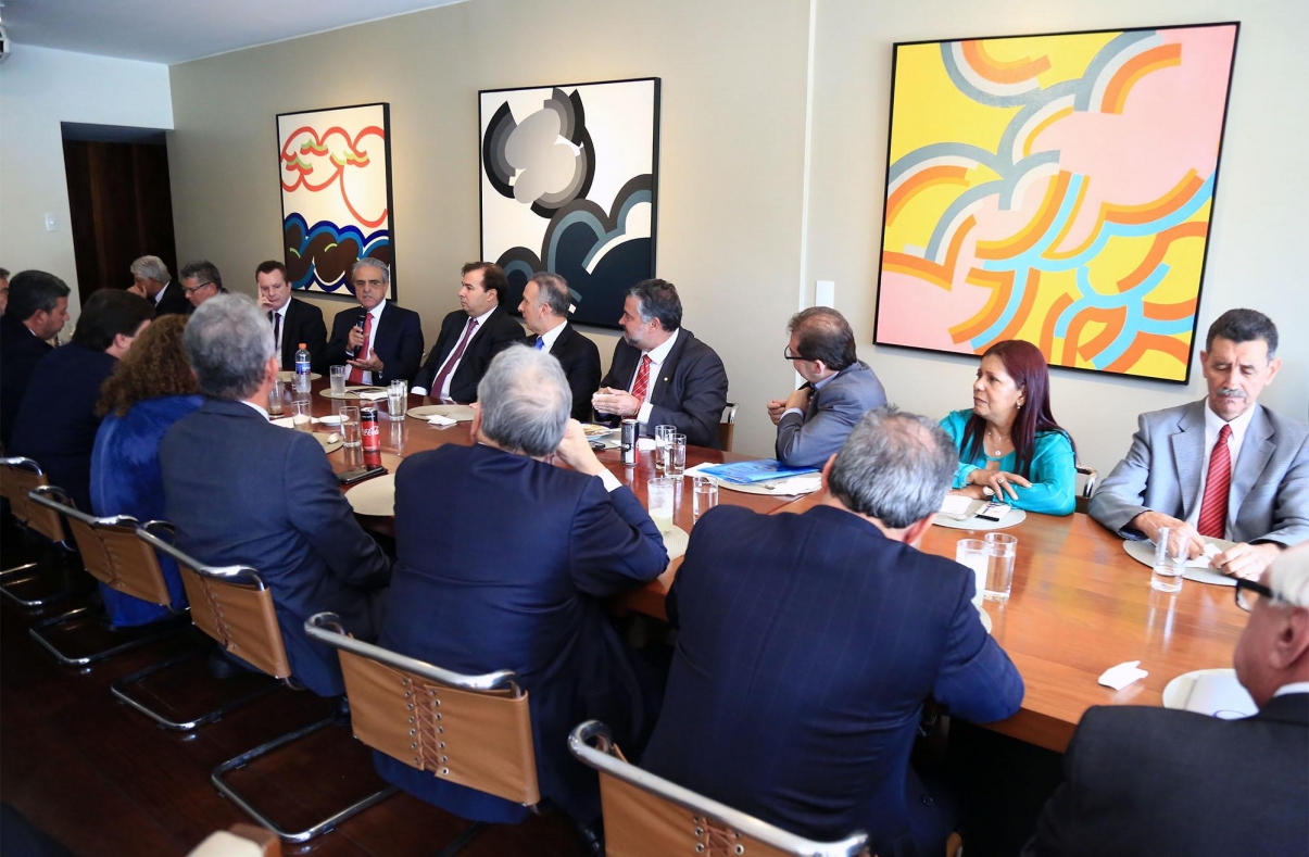 Los representantes de las centrales sindicales reunidos con el presidente de la Cámara de Diputados, Rodrigo Maya 