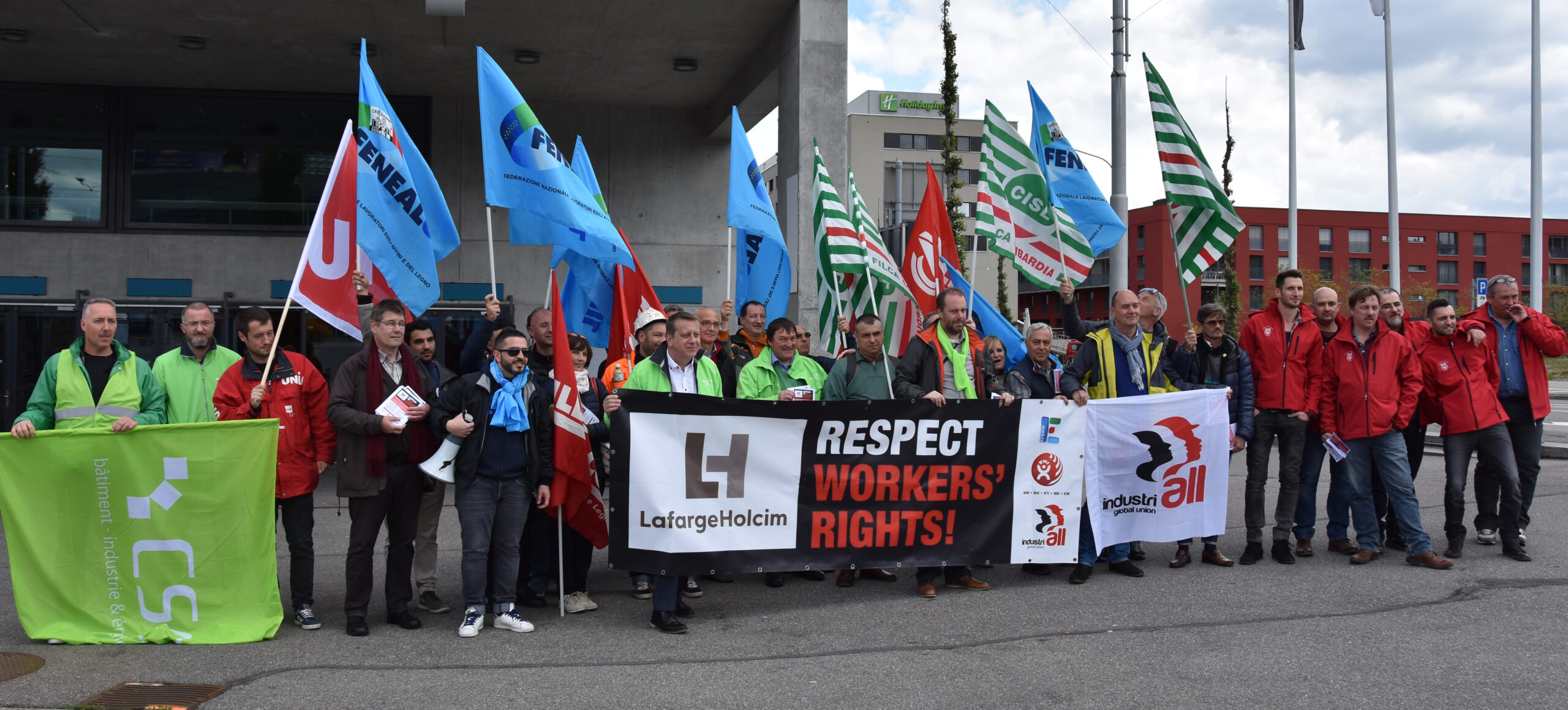 Foto de la acción sindical ante el edificio donde se celebró la junta anual de accionistas de LafargeHolcim, mayo de 2017 