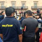 Los trabajadores comenzaron un paro de actividades con movilización en protesta por los despidos