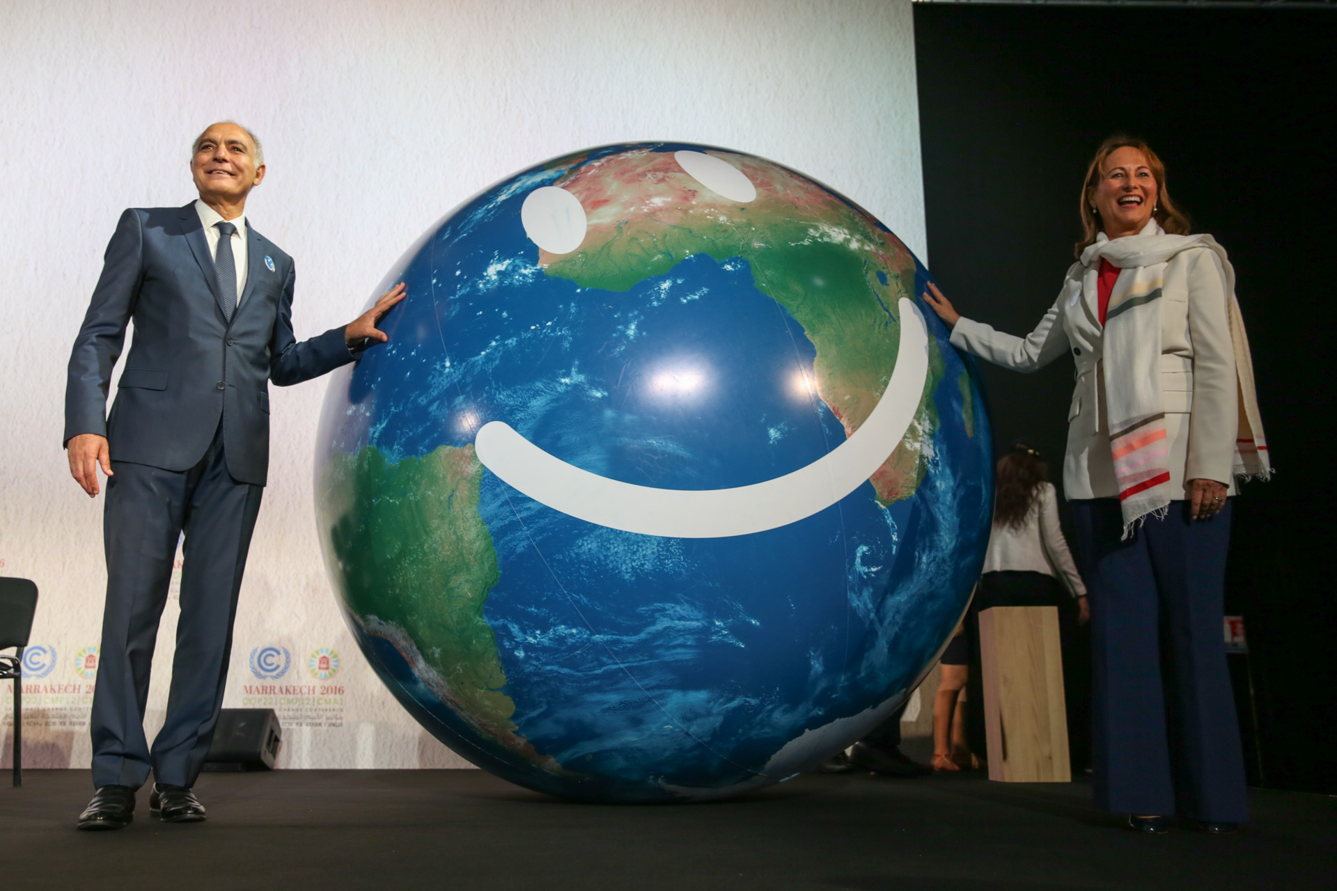 Salaheddine Mezouar, presidente de la COP 22/CMP 12, y Ségolène Royal, presidenta de la COP 21/CMP 11, dan la bienvenida a los delegados a la Conferencia sobre el Cambio Climático en Marrakech. Foto de IISD/Kiara Worth (www.iisd.ca/climate/cop22/enb/7nov.html)