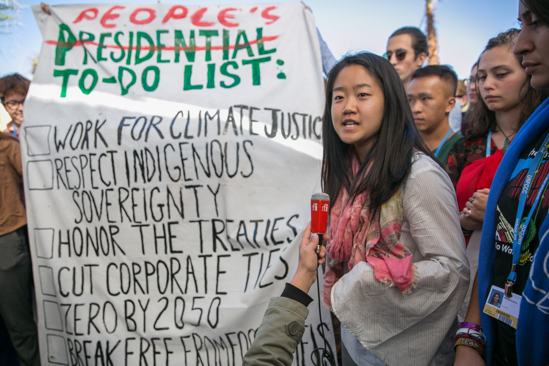 Miembros de la sociedad civil lamentan la victoria de un “negador del clima” en las elecciones presidenciales de Estados Unidos y piden a todas las personas que asuman una mayor responsabilidad en la acción sobre el clima. Foto de IISD/Kiara Worth (http://www.iisd.ca/climate/cop22/enb/9nov.html) 