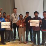 Le directeur de département d’IndustriALL, Tom Grinter, affichant sa solidarité avec Idris et l’affilié indonésien FARKES lors d’une réunion à Singapour en août 2018.