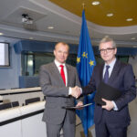IndustrALL's general secretary Jyrki Raina (left) and Inditex chairman and CEO signed the new contract at the EU garment supply chain conference in Brussels on 25 April