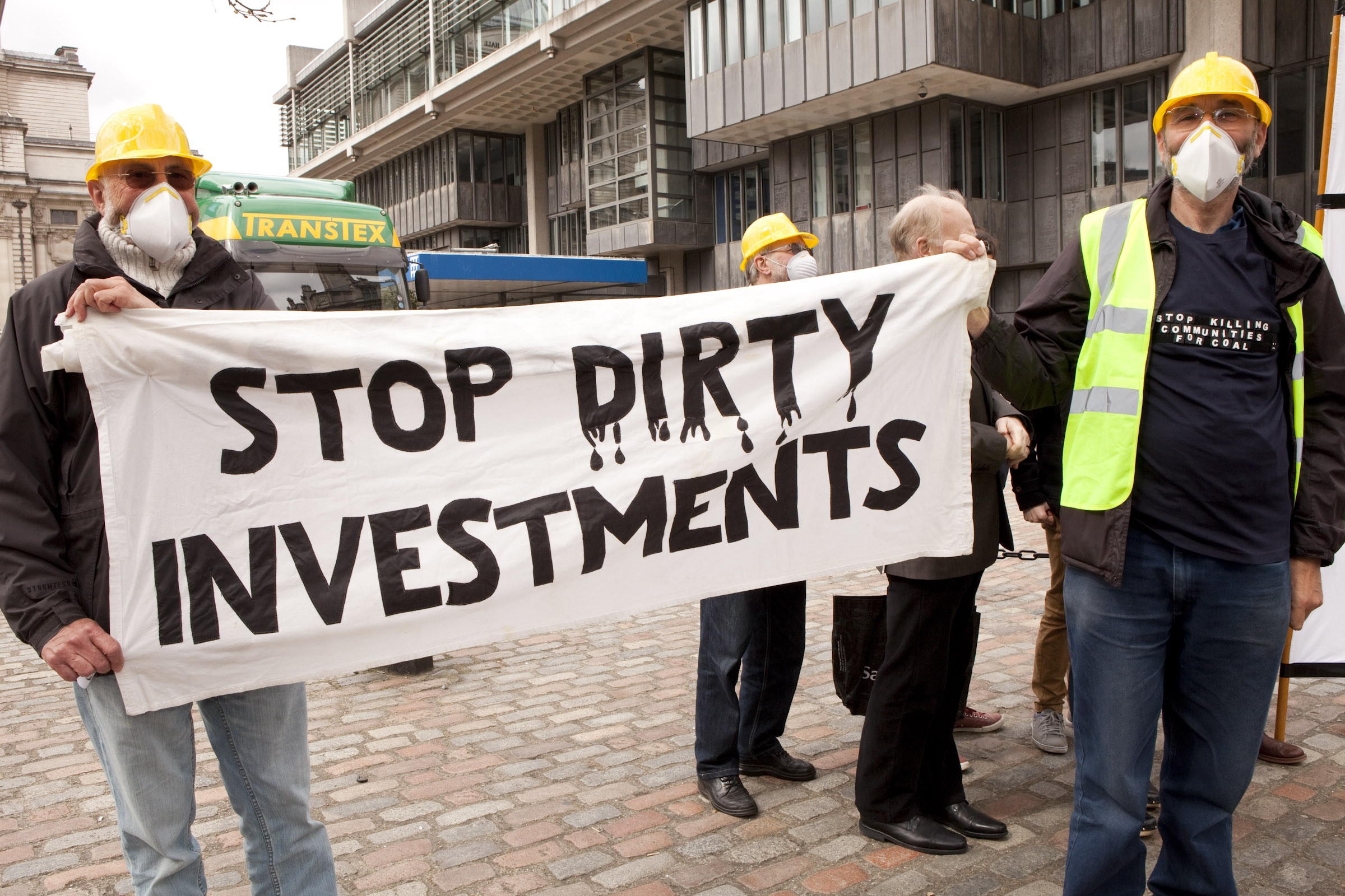 Stop a las inversiones sucias.  Fotografíat: Amy Scaife/London Mining Network