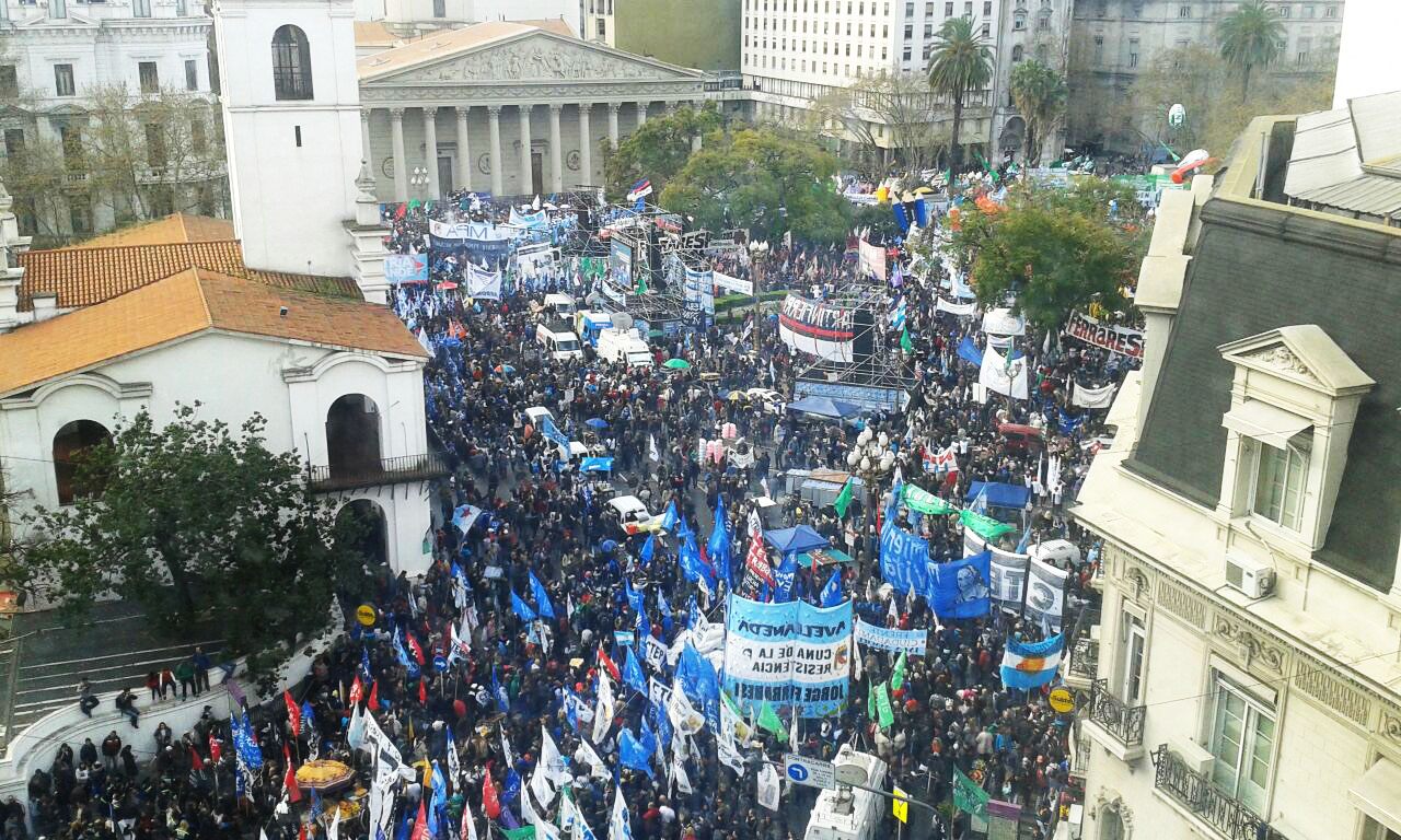 More than 200,000 people participated in the national march against layoffs and price hikes.