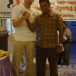 Jyrki Raina con Athula Kamal, trabajador despedido de Ansell