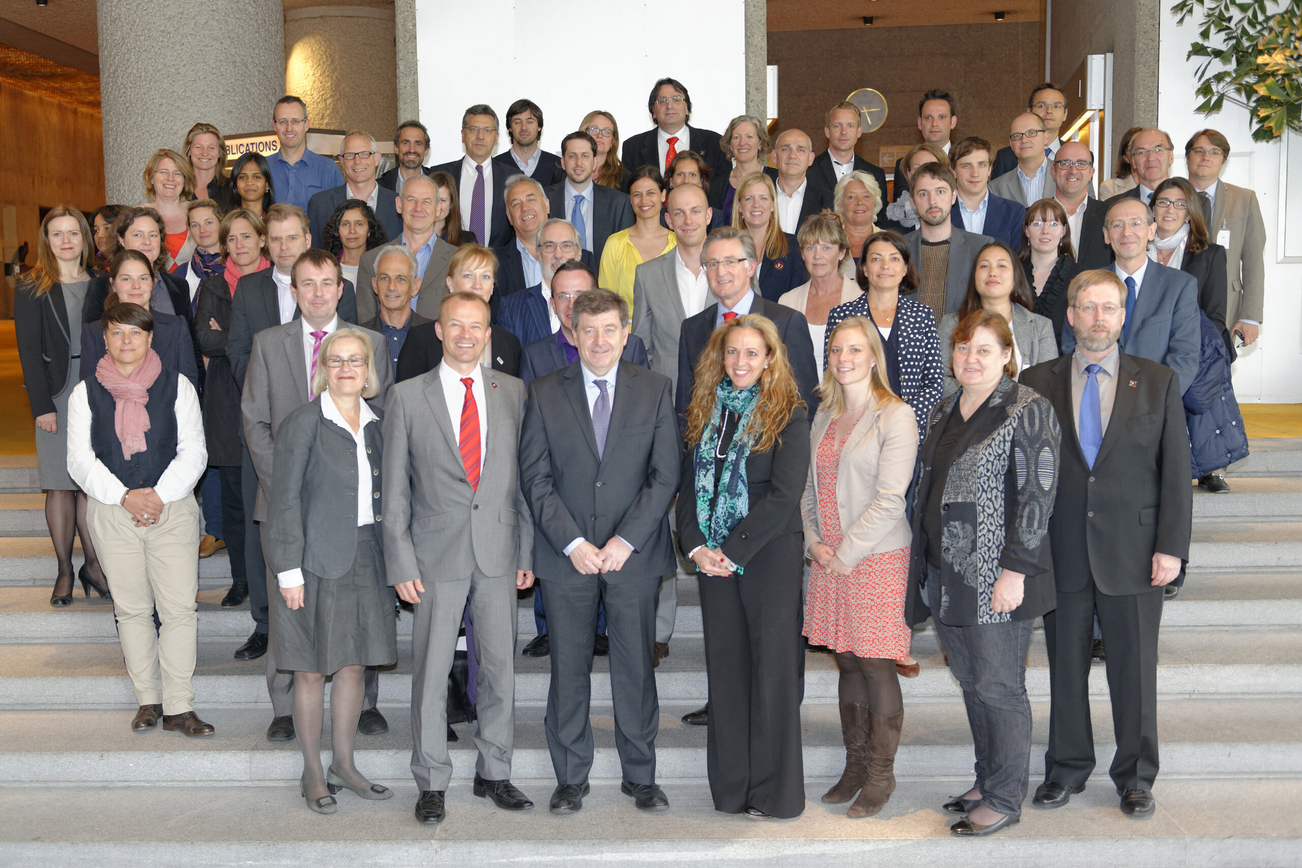 Les signataires de l'accord du Bangladesh avec Guy Ryder, directeur général de l'OIT.