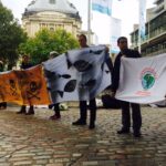 Los manifestantes escenifican el desastre de Samarco en el exterior de la JGA de BHP Billiton. Fotografía: War on Want