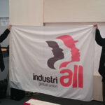 Brian Kohler y Peter Knowlton, Presidente de UE, organización estadounidense afiliada a IndustriALL, cuando sostenían la pancarta de IndustriALL en el área sindical.