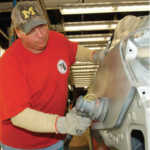 Kenneth Tracy Jr, trabajador de GM, en sus labores en la sección de acabado de metal de carrocería. Es miembro del sindicato local 5960 del UAW en Lake Orion, Michigan