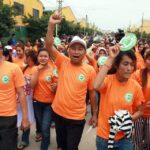 Ath Thorn, Presidente de C.CAWDU, sindicato de trabajadores y trabajadoras de la confección afiliado a IndustriALL, encabeza una gran multitud de trabajadores en una protesta realizada a la hora de almuerzo.
