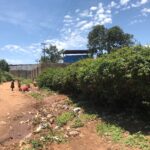 Niños juegan frente a una mina artesanal en Kasulu