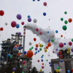 ©Neil Labrador, ES - Le personnel de Tamoil lâche 258 ballons; portant chacun le nom d’une personne qui perdra son emploi