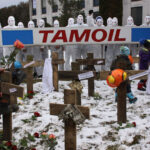©Neil Labrador, ES - Le personnel de Tamoil plante symboliquement des croix décorées avec leurs outils