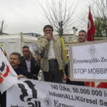 El secretario general adjunto de la IndustriALL Kemal Özkan dirigiéndose al piquete en 2013.