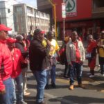 Le Président du NUM, Piet Matosa, à la tête d'une manifestation contre les licenciements dans l'industrie minière, le 5 août à Johannesburg 