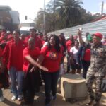 Les membres du NUM défilent contre les plans de suppression de 8.550 emplois d'AngloGold Ashanti