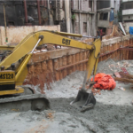 Ya han comenzado los trabajos para rellenar el lugar de la excavación que causó daños en el edificio de la fábrica.