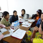 Les femmes syndicalistes au Myanmar reçoivent une formation sur  l’amélioration des compétences pour le travail en équipe et pour occuper des postes de direction. 