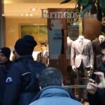 Dans la célèbre rue d'Istanbul, Vali Konağı Caddesi, 150 travailleurs et travailleuses sont rassemblés devant les magasins pour lesquels DESA et ISMACO fabriquent des articles.