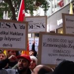 Dans la célèbre rue d'Istanbul, Vali Konağı Caddesi, 150 travailleurs et travailleuses sont rassemblés devant les magasins pour lesquels DESA et ISMACO fabriquent des articles.