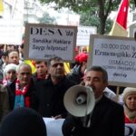 Dans la célèbre rue d'Istanbul, Vali Konağı Caddesi, 150 travailleurs et travailleuses sont rassemblés devant les magasins pour lesquels DESA et ISMACO fabriquent des articles.
