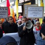 Dans la célèbre rue d'Istanbul, Vali Konağı Caddesi, 150 travailleurs et travailleuses sont rassemblés devant les magasins pour lesquels DESA et ISMACO fabriquent des articles.