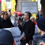 Dans la célèbre rue d'Istanbul, Vali Konağı Caddesi, 150 travailleurs et travailleuses sont rassemblés devant les magasins pour lesquels DESA et ISMACO fabriquent des articles.