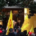 Dans la célèbre rue d'Istanbul, Vali Konağı Caddesi, 150 travailleurs et travailleuses sont rassemblés devant les magasins pour lesquels DESA et ISMACO fabriquent des articles.