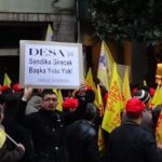 Dans la célèbre rue d'Istanbul, Vali Konağı Caddesi, 150 travailleurs et travailleuses sont rassemblés devant les magasins pour lesquels DESA et ISMACO fabriquent des articles.