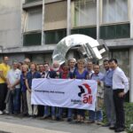 Представители профсоюзов STMicroelectronics около скульптуры международной солидарности в штаб-квартире IndustriALL в Женеве 