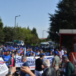 Manifestation devant la filiale de l’entreprise Yves Rocher en Turquie, Kosan Kozmetik, qui a licencié 85 travailleurs et travailleuses pour leur appartenance syndicale