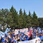Manifestation devant la filiale de l’entreprise Yves Rocher en Turquie, Kosan Kozmetik, qui a licencié 85 travailleurs et travailleuses pour leur appartenance syndicale