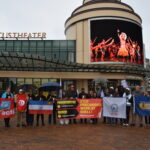 Protesta frente al Circustheater en La Haya.  