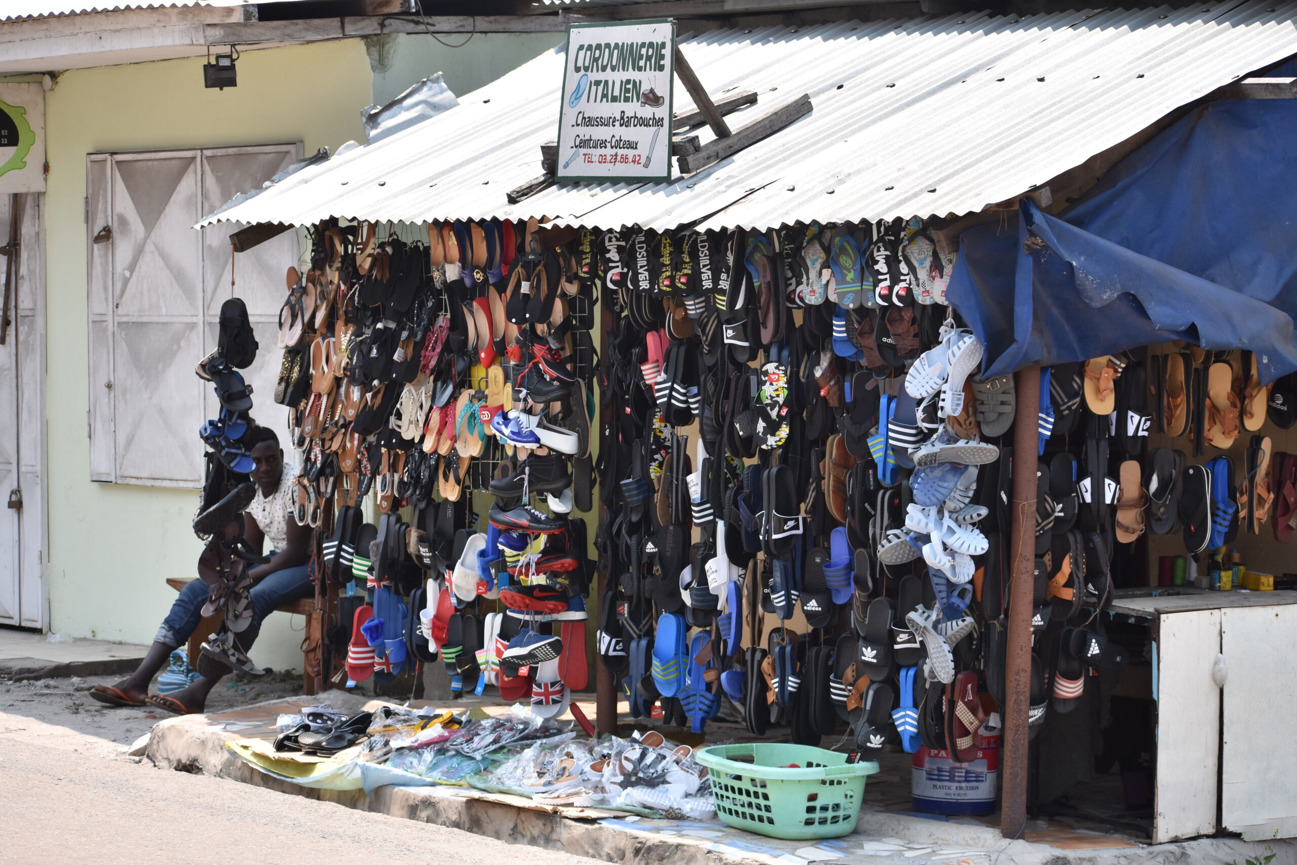Réparation et vente de chaussures à Port-Gentil, au Gabon