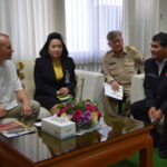 Rencontre à Bangkok de Jyrki Raina, secrétaire général de IndustriALL et de Mme Puntrik Smiti, secrétaire permanente du ministère du Travail, le 14 décembre 2015.