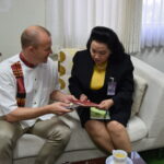 Puntrik Smiti du ministère thaïlandais du Travail reçoit un exemplaire de la publication de IndustriALL, Global Worker.