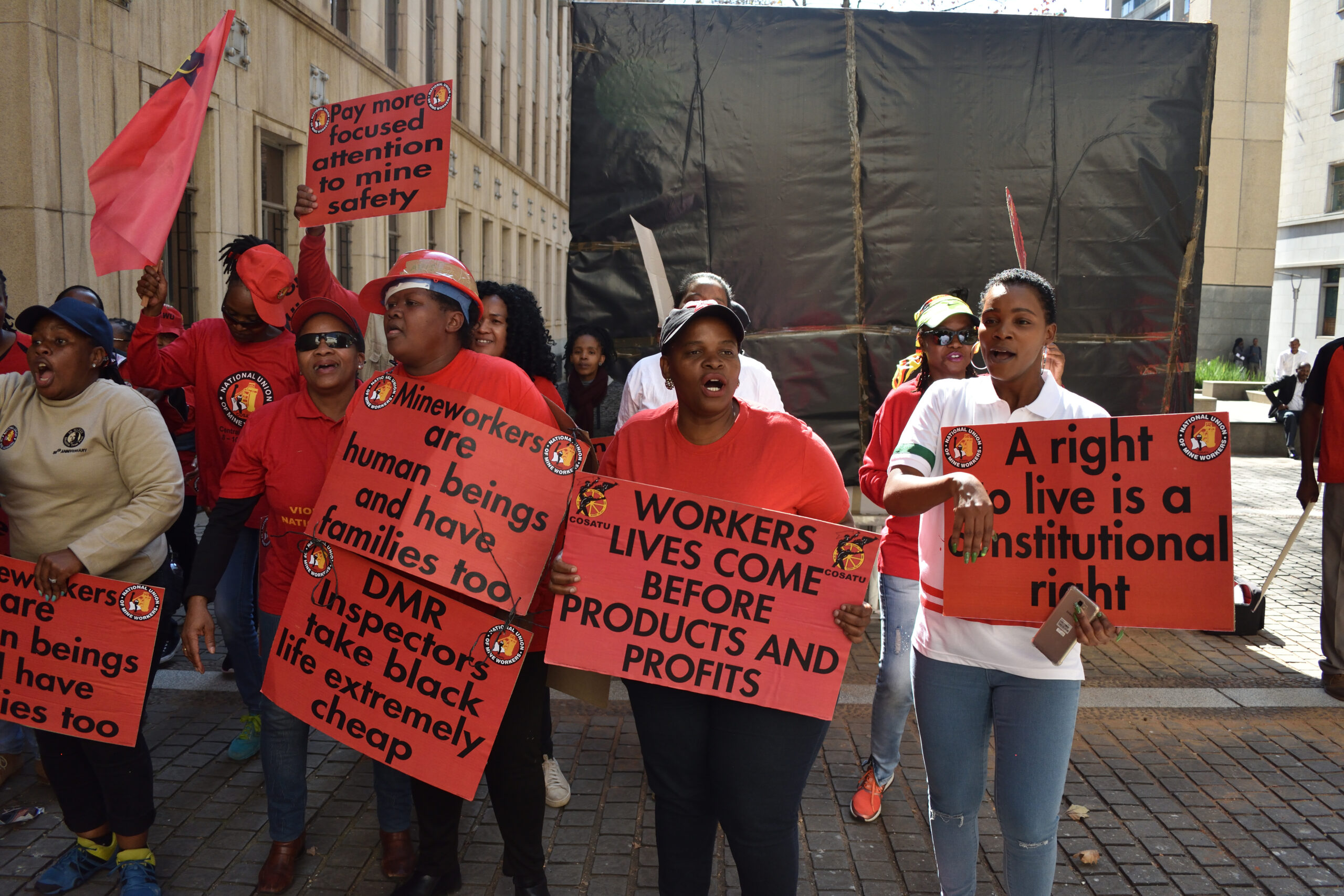 Travailleurs manifestant devant la Chambre des mines, à Johannesburg, pour obtenir de meilleures conditions de santé et de sécurité.