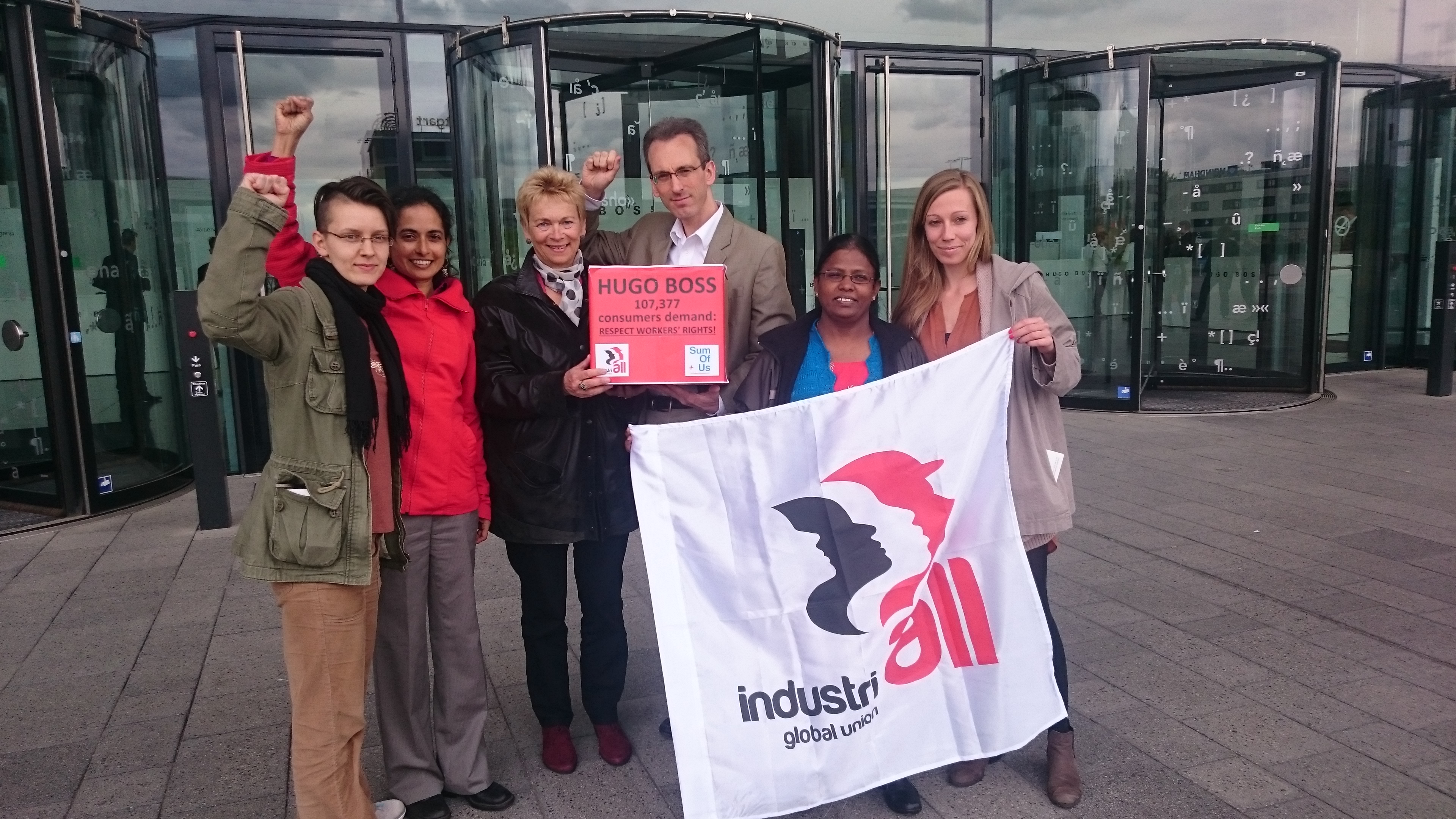 El director de Organización y Campañas de la IndustriALL, Adam Lee, fuera de la JGA de Hugo Boss en Stuttgart, con una petición firmada por más de 100.000 personas.