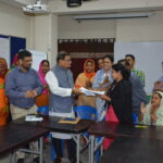 Bilkis Akhter y Shilpi Akhter firman el convenio en nombre del sindicato