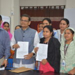 Bilkis Akhter y Shilpi Akhter firman el convenio en nombre del sindicato