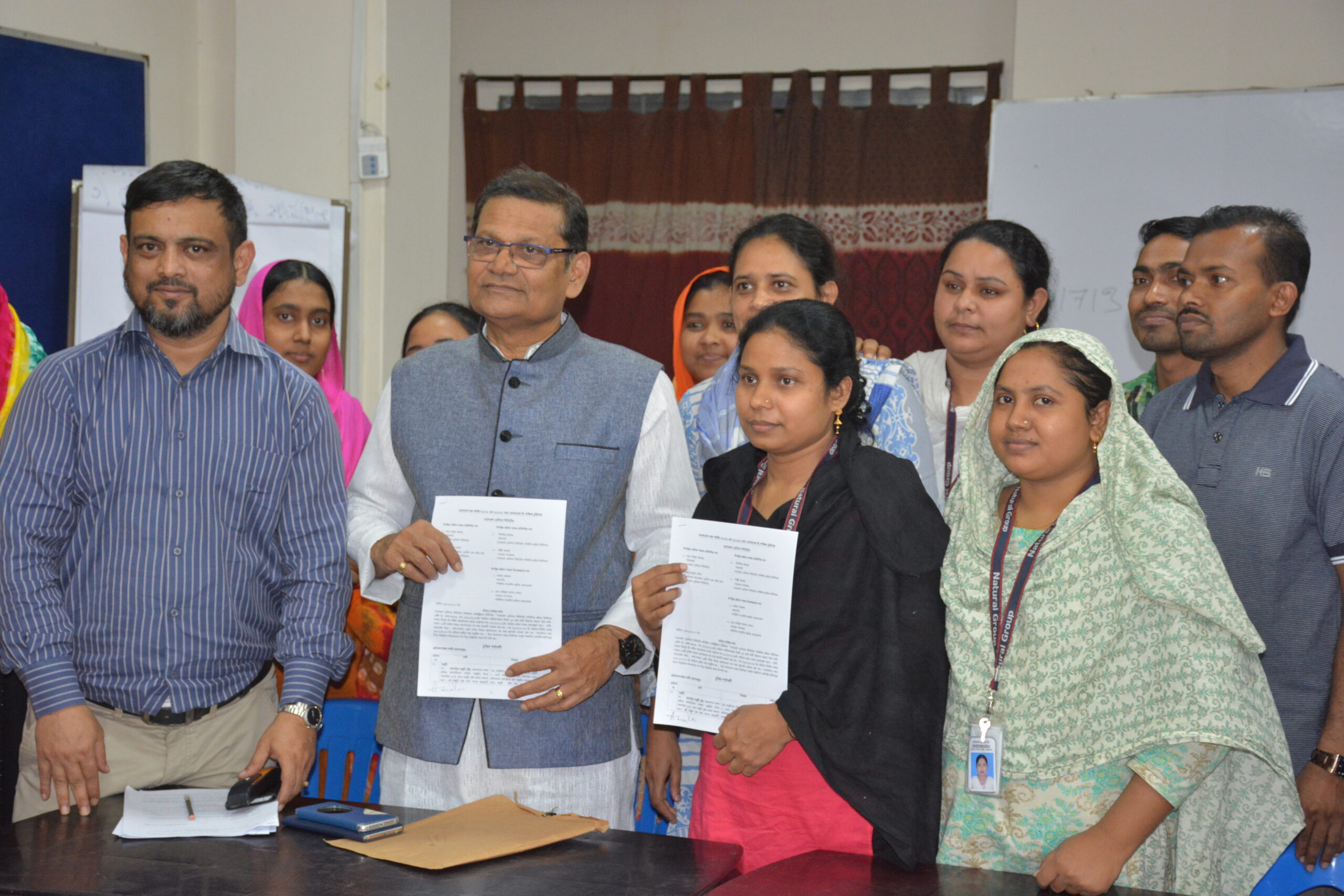 Bilkis Akhter y Shilpi Akhter firman el convenio en nombre del sindicato