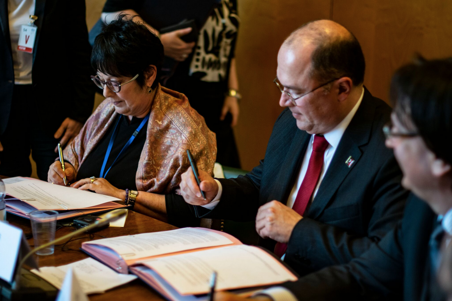 Rosa Pavanelli, PSI, and Valter Sanches, IndustriALL sign the agreement.