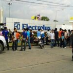 Rassemblement des personnes mises pied devant l’usine Electrolux en Thaïlande
